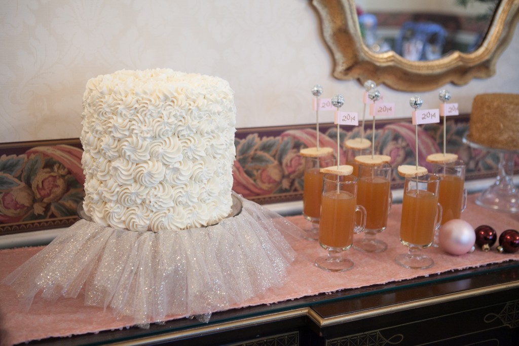 Gold Wedding Cake & Wassail | New Years Wedding ideas | The Day's Design