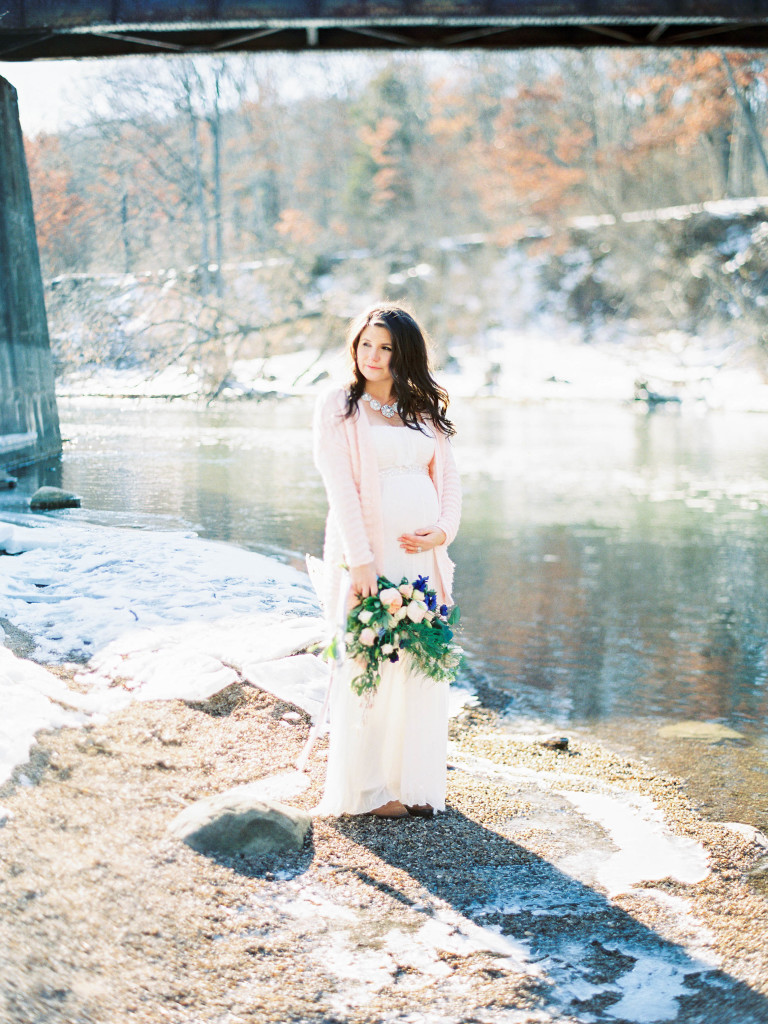 Winter Maternity Photos | The Day's Design | Ashley Slater Photography