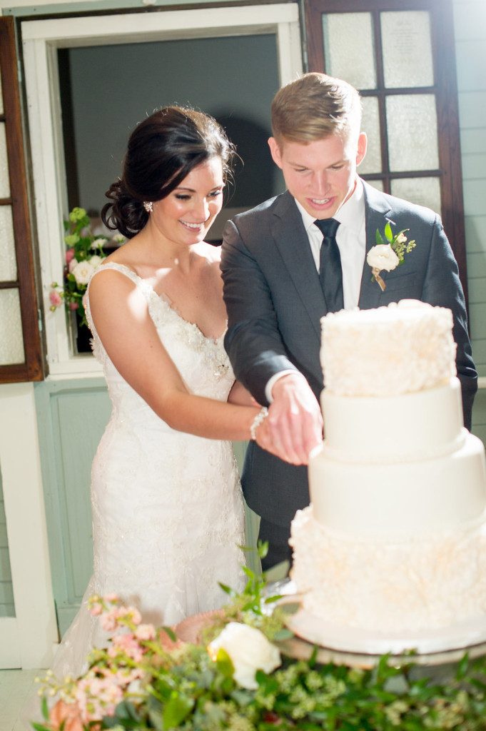 Cake Cutting | The Day's Design | Kelly Sweet Photography