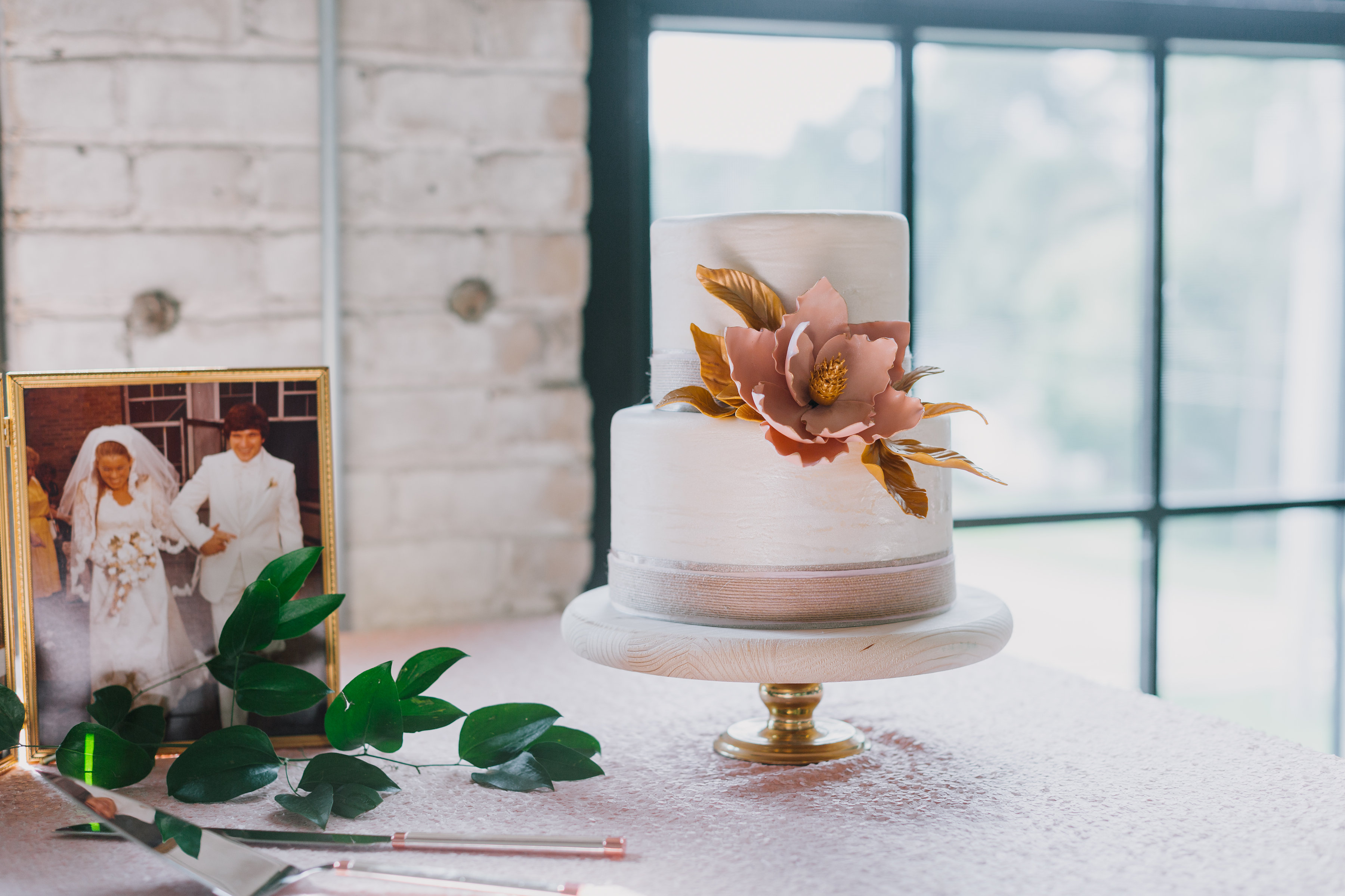 Magnolia Wedding Cake | The Day's Design | Katie Grace Photography