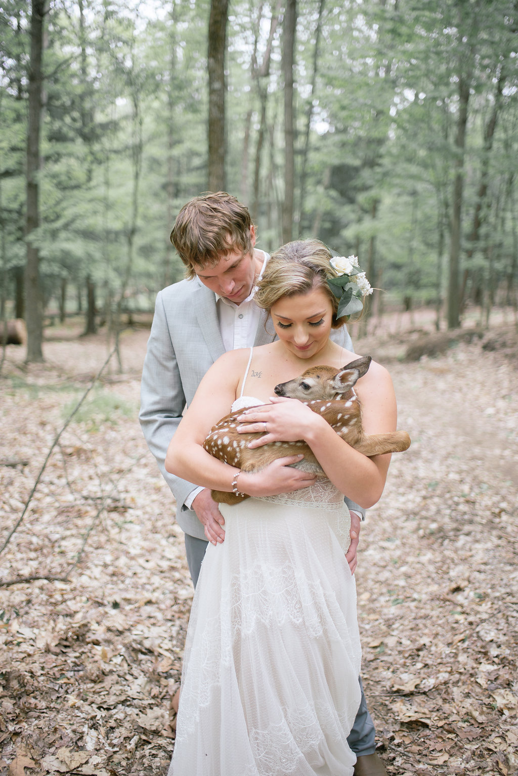 Fawn Weddng Pictures | Emilee Mae Photography | The Day's Design 