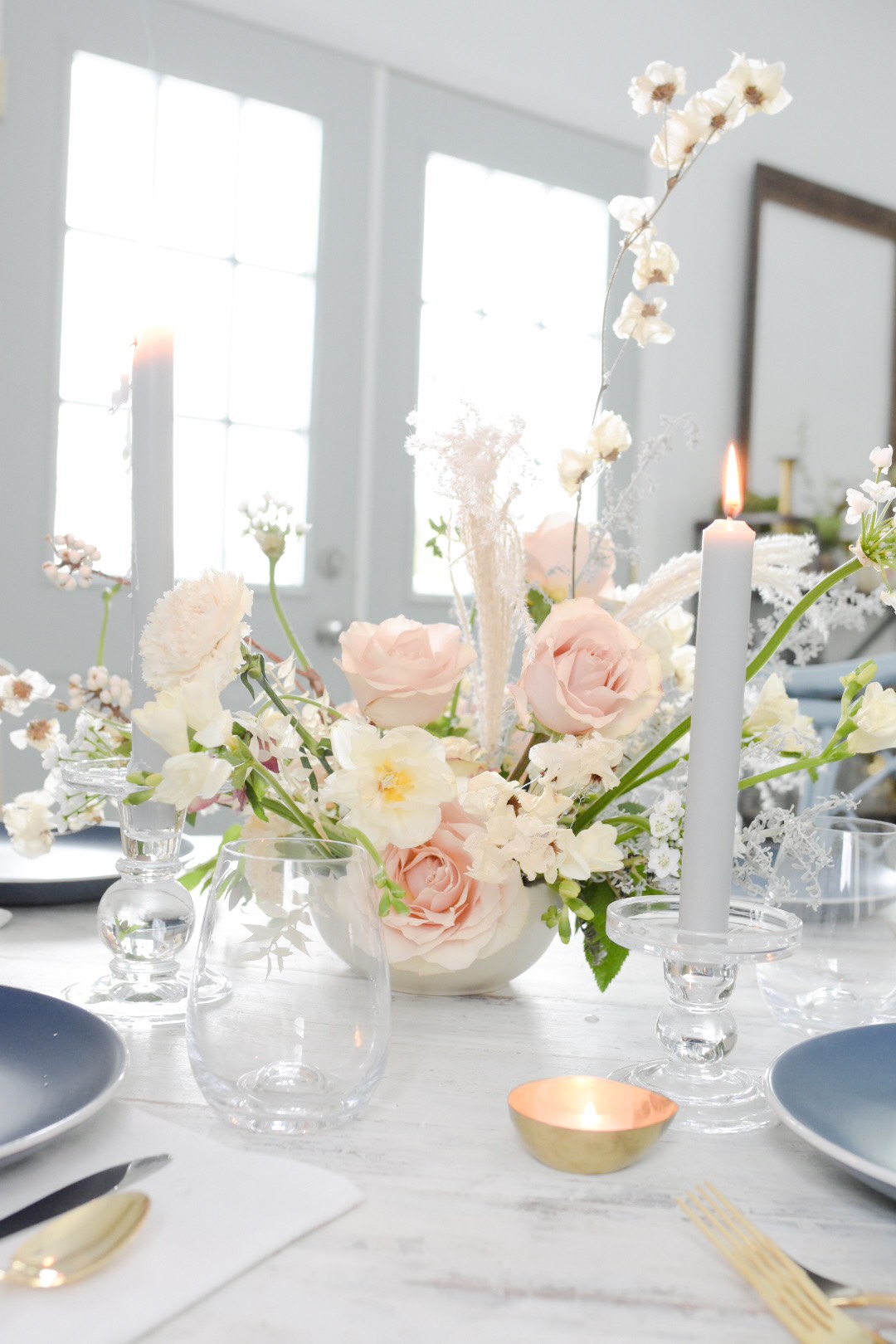 round table with blush and blue decor