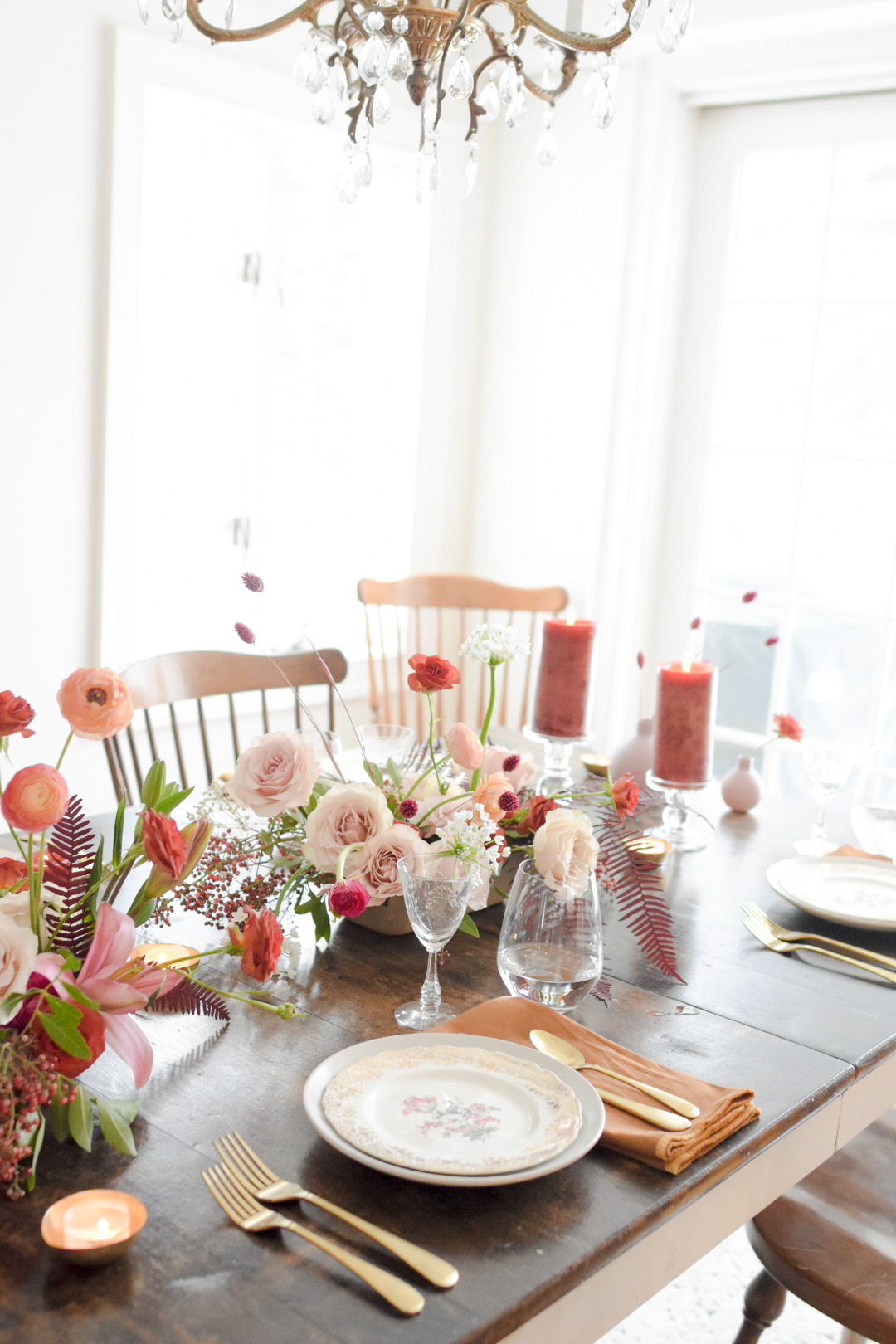 Rusty red and pink dining room decor for Valentine's Day